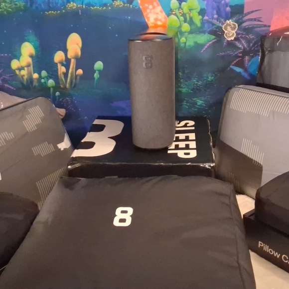 Sleep 8 hub 5 king blanket 2 air pillows and 2 covers - Picture 2 of 12